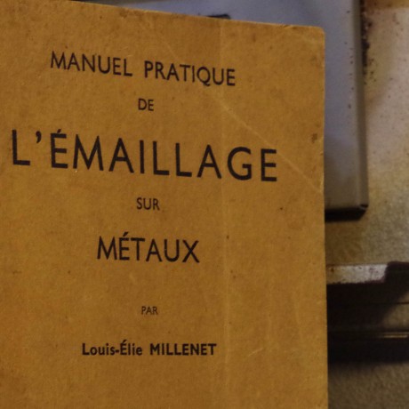 Livre – Manuel pratique de l’émaillage sur métaux