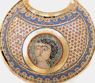 L’art byzantin : Boucle émaillée avec sa pique