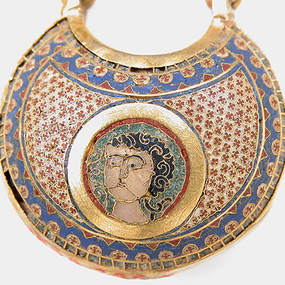 L’art byzantin : Boucle émaillée avec sa pique