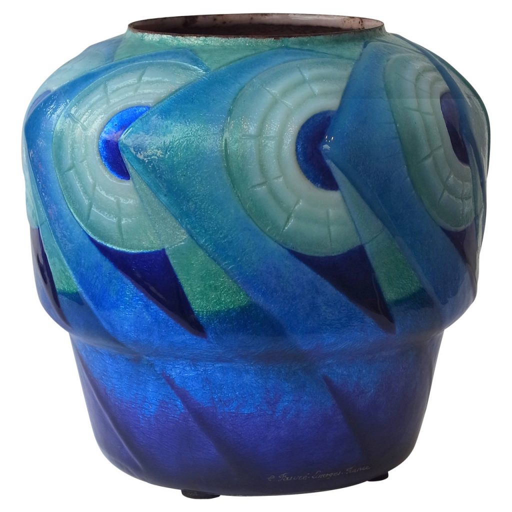 Vase Art Deco émaillé, signé C. Fauré Limoges France, vers 1930. Ce vase possède une forme « Fausta », aussi connue sous le nom de « Fantasio » très rare.