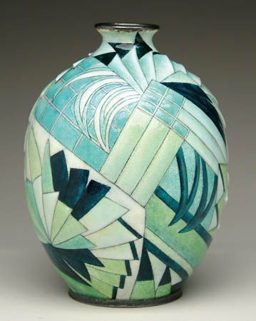 Vase Art Deco émaillé dans les ton vert, signé C. Fauré Limoges France, vers 1930/. 