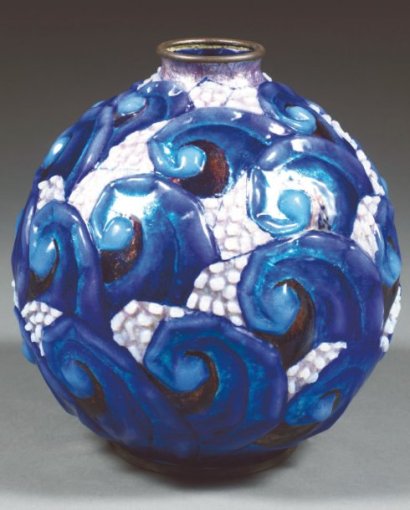 Vase boule en cuivre, à décor émaillé de crosses végétales, émail bleu dur et bleu roi sur fond argent, sur fond noir et rosé à motifs perlés en bas-relief. Signature "C.Fauré Limoges", porte une étiquette, "La maison d'art, 6, rue d'Antibes, Cannes". Hauteur : 20 CM 