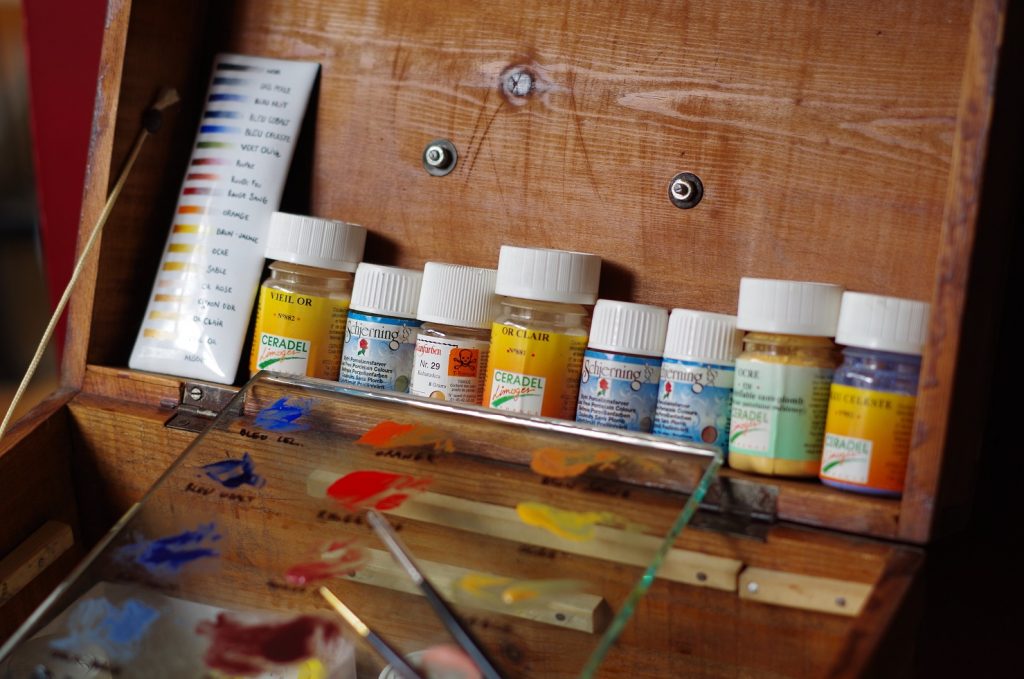 Petits pots de vitrificables de mon atelier dans leur charmantes boîte en bois, avec la palette de dégradé et la plaque de verre où j'entrepose les "peintures"