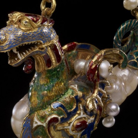 Renaissance : Pendentif à deux chaînes en forme de dragon