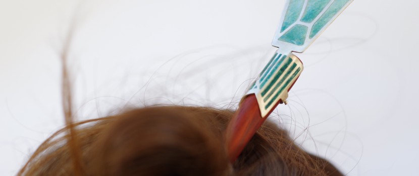 Pique à cheveux en plique à jour