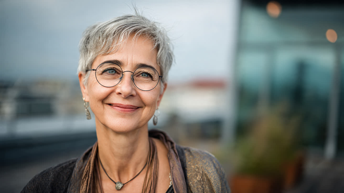 coupe courte femme 60 ans avec lunettes
