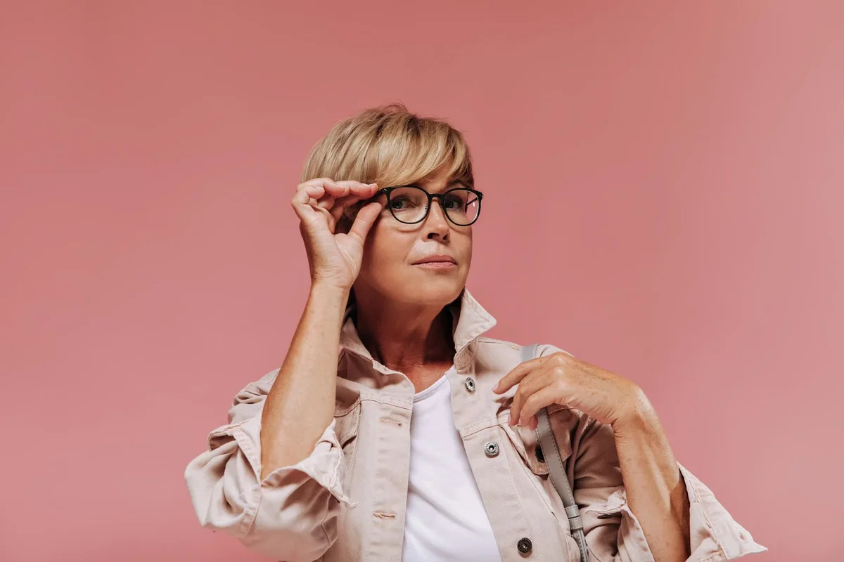 coupe de cheveux femme 50 ans avec lunettes