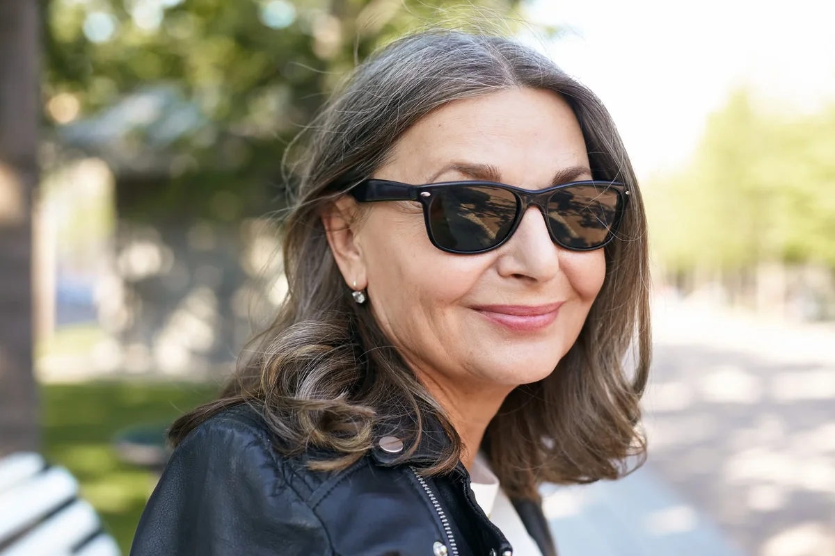 coupe de cheveux femme 50 ans avec lunettes