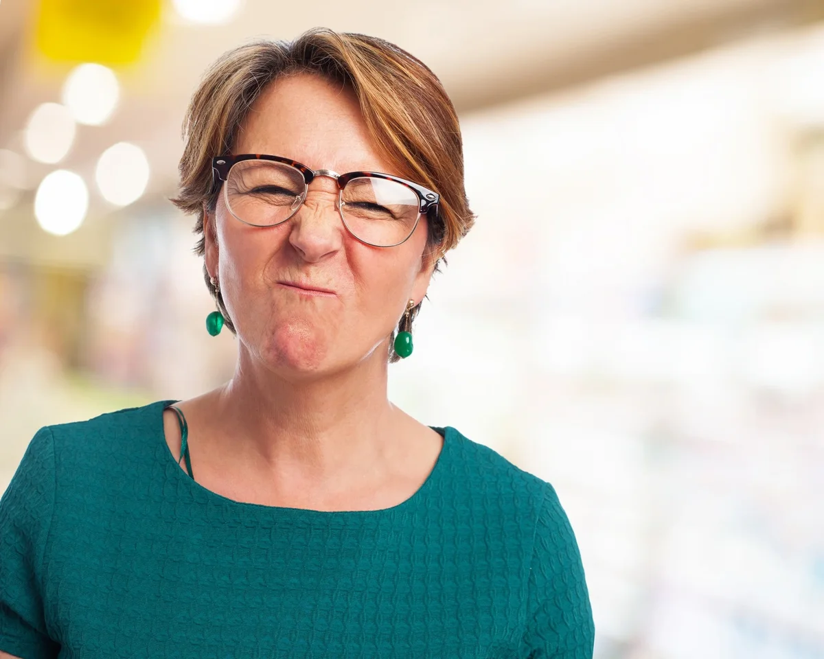 coupe de cheveux femme 50 ans avec lunettes