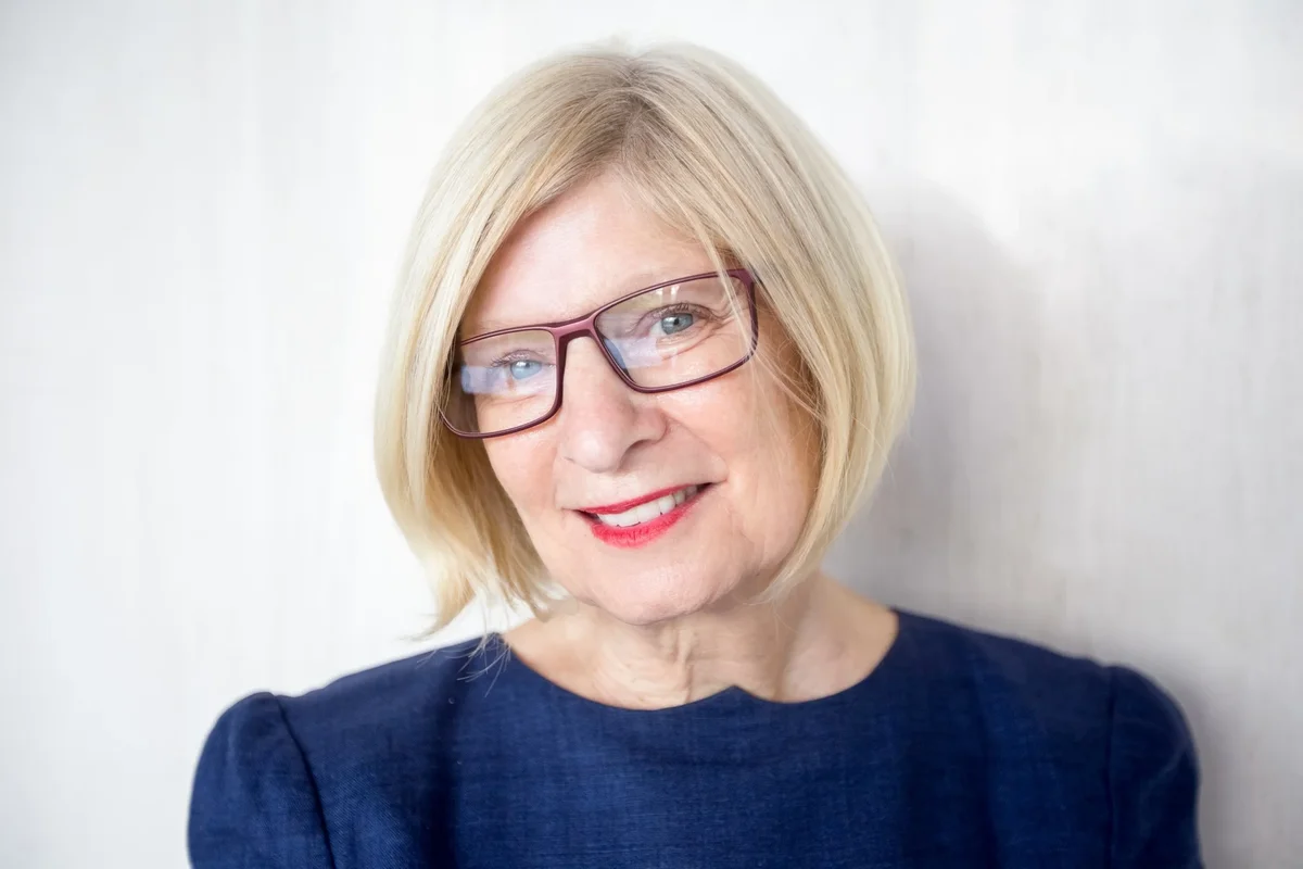 coupe de cheveux femme 50 ans avec lunettes