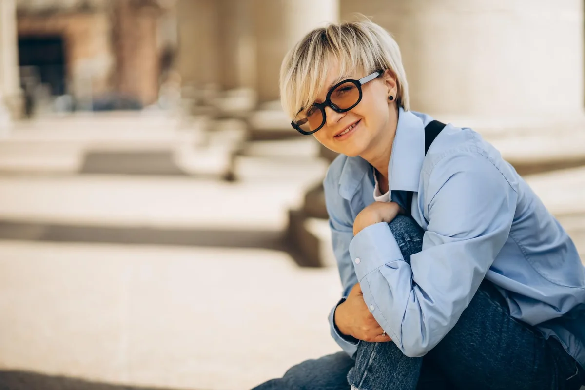 coupe de cheveux femme 50 ans avec lunettes