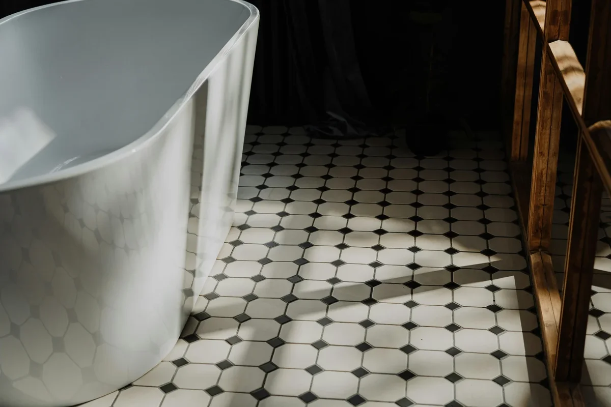 carrelage salle de bain noir et blanc