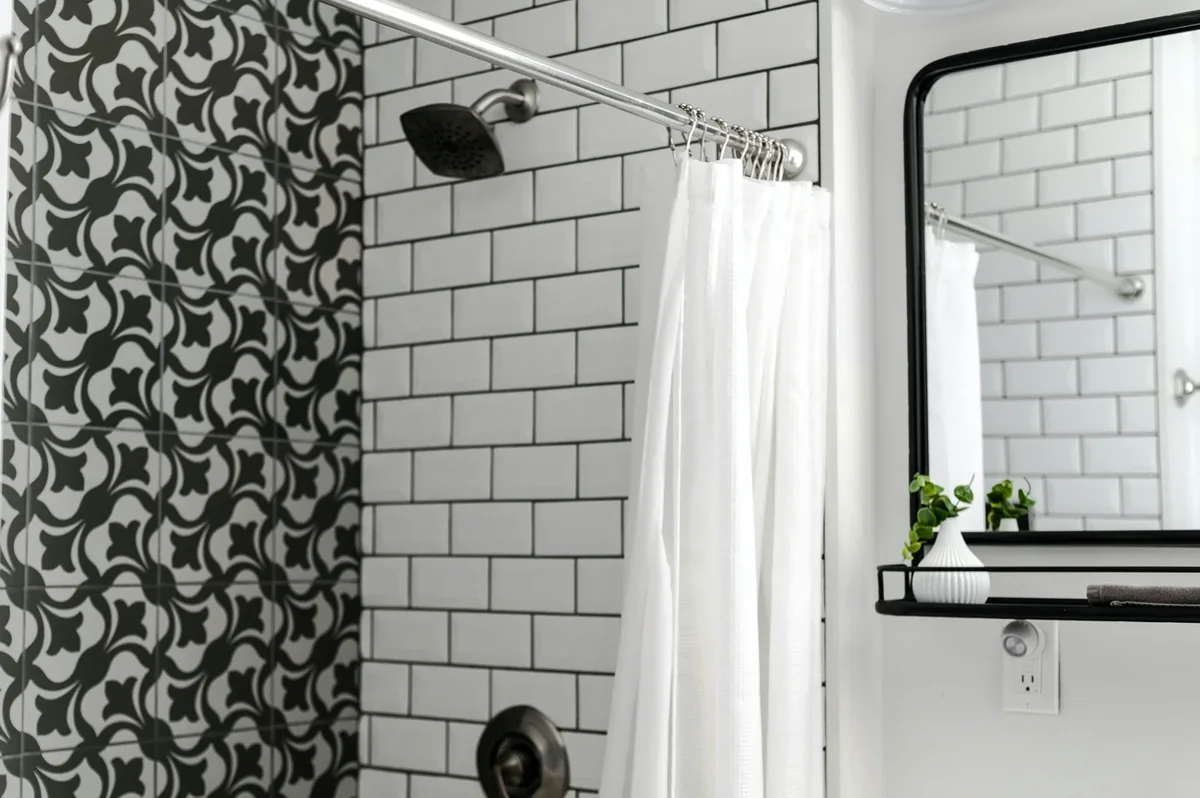carrelage salle de bain noir et blanc