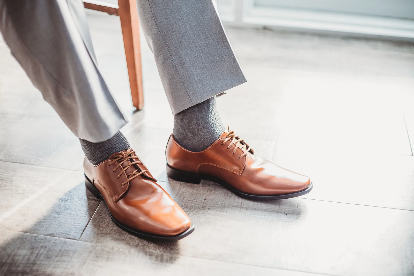 Chaussures en cuir marron portées avec un pantalon ajusté