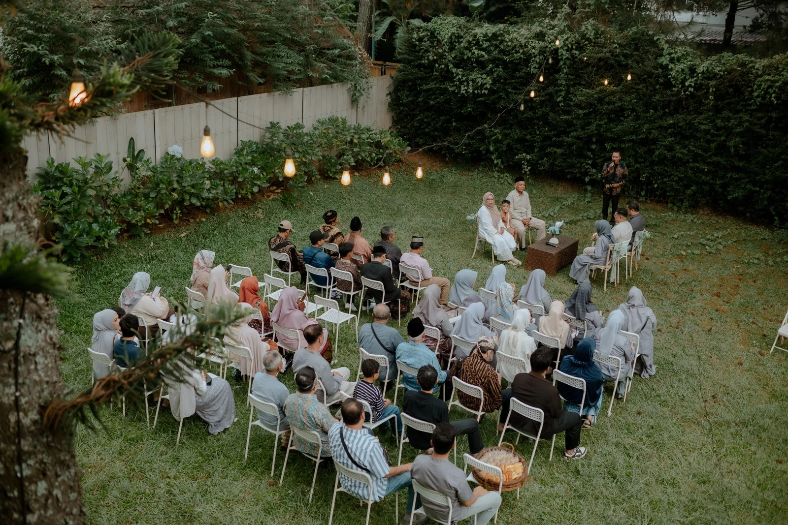 Invités assis pour une cérémonie de mariage en extérieur